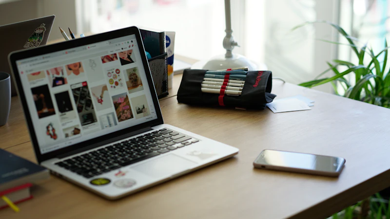 Smartphone und Laptop stehen für geräteübergreifendes modernes Webdesign.