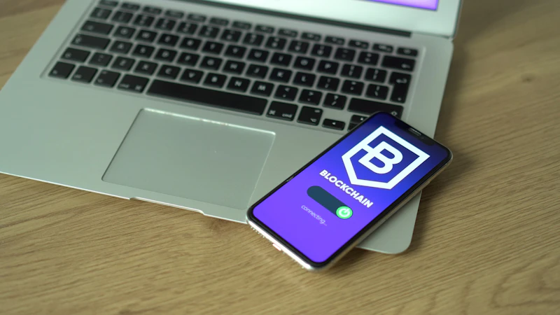 Ein Smartphone auf einem Laptop symbolisiert digitale Standards und vernetzte Geräte.
