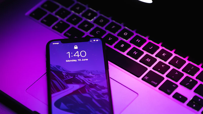 Ein Smartphone liegt auf einem Laptop und steht für mobile Webnutzung.