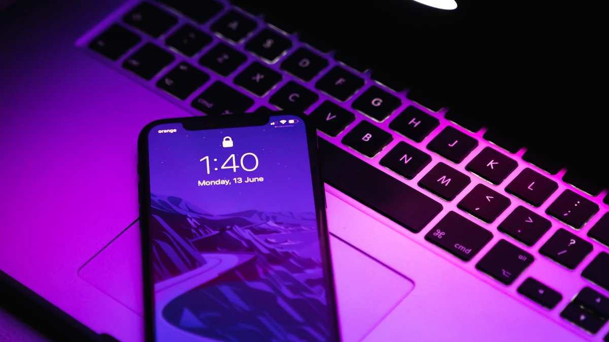 Ein Smartphone liegt auf einem Laptop und steht für mobile Webnutzung.